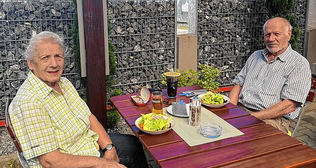 Gerda und Herbert Okle aus Oberuhldingen sind langjährige Stammgäste. Sie schätzen die familiäre Atmosphäre und die bodenständigen ...
