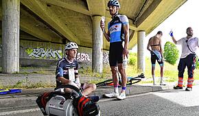 Mehr als 100 Verletzte statt unbeschwertem Rennwochenende: Der verletzte Fahrer Daniel Hingst vom Tri-Team Freiburg sitzt nach dem ...