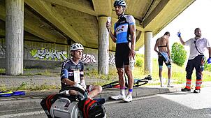 Mehr als 100 Verletzte statt unbeschwertem Rennwochenende: Der verletzte Fahrer Daniel Hingst vom Tri-Team Freiburg sitzt nach dem ...