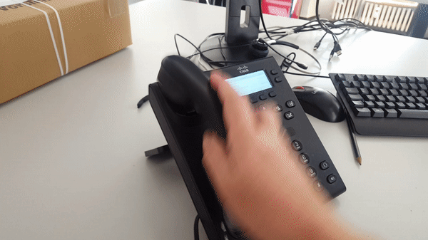 Bild : Frustration explodiert: Mann droht am Telefon mit Bombe
