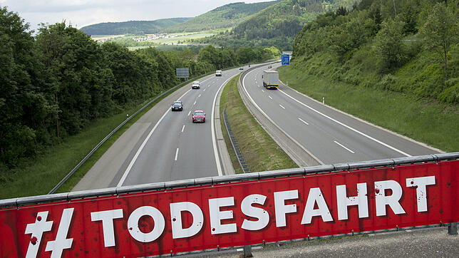 Auf der A81 sollen sich Ferdinand Piëch junior und sein Sohn Arthur ein illegales Autorennen geliefert haben.