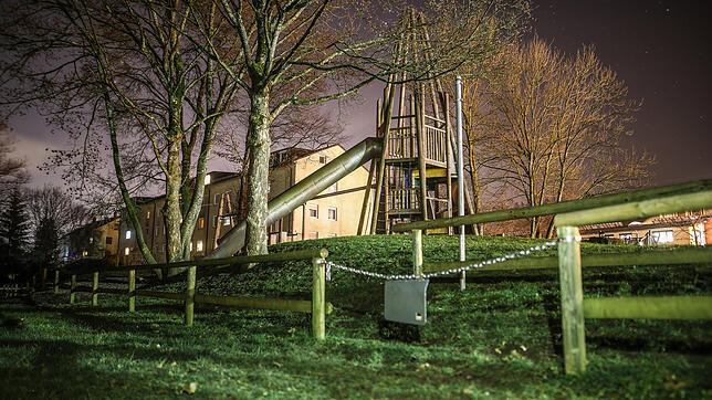 Blick auf einen Spielplatz nahe der Rems. Ein dreijähriger Junge, der dort mit seiner Kindergartengruppe gespielt hatte, ist vermutlich ...