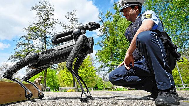 Bild : Roboterhund &bdquo;Spot&ldquo; hilft jetzt auch der Polizei im Südwesten