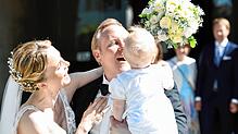 Am 2. September 2023 auf der Reichenau: Dominique Emerich und Tilman Kuban als Brautpaar mit dem frisch getauften Sohn.
