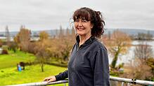 Monika Küble auf ihrem Balkon auf der Reichenau. Der Weitblick bis in die Schweiz ist garantiert.