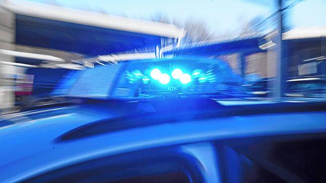 Ein Mann, der betrunken und ohne Führerschein einen Unfall gebaut hat, beschäftigte die Polizei &ndash; hier ein Symbolbild.