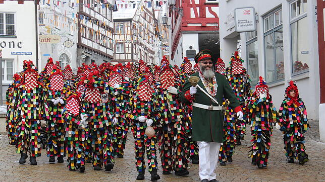 Mit der Schelle vorneweg „die Stadt nab“ – und das seit 25 Jahren: der Bolizei Walter Rossknecht. In der Fasnet 2018 ...