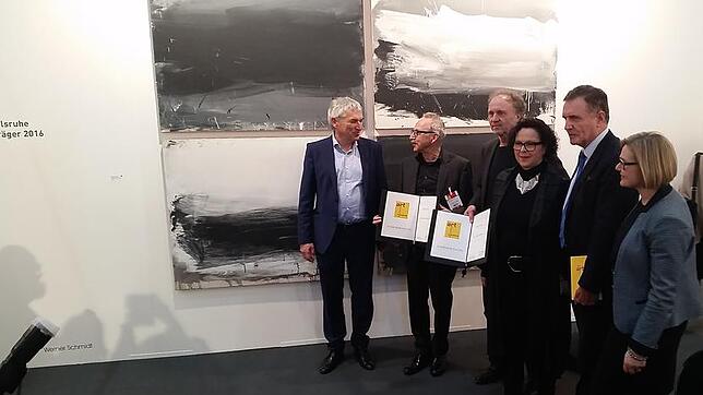Bei der feierlichen Überreichung des Art-Karlsruhe-Preises an Werner Schmidt (von links): Staatssekretär Jürgen Walter, Werner ...