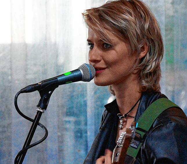 Yasi Hofer Sang und spielte dazu Gitarre