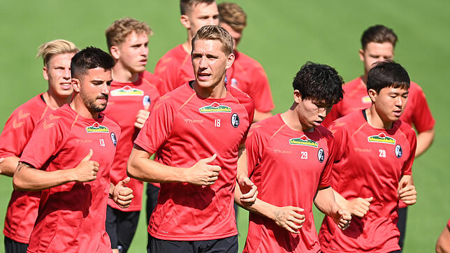 Schwitzen im Training muss sein: Die Spieler des SC Freiburg beim Warmlaufen vor den Einheiten mit Ball, von links vorne Marco ...