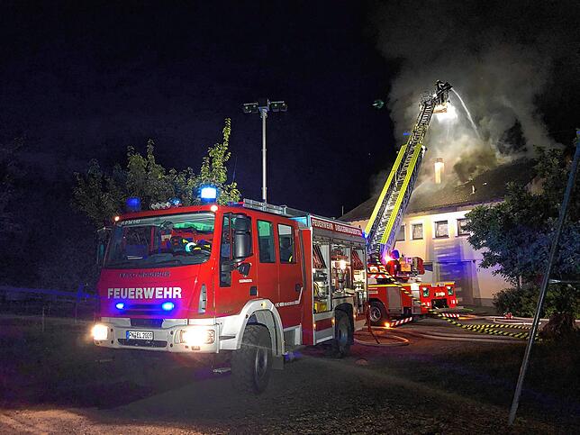 Gegen 0.44 Uhr war das Feuer weitgehend gelöscht, die Nachlöscharbeiten zogen sich noch bis 2 Uhr hin.