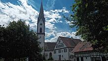 Den Ortskern prägt die Pfarrkirche St. Martinus mit Pfarrhaus und Mesnerhaus in unmittelbarer Nachbarschaft.