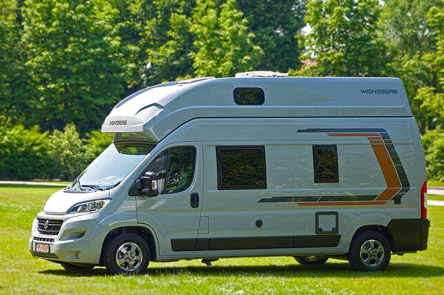 Unterm Hochdach: Da wartet im Weinsberg CaraTour 600 MQH ein ausziehbares Hochbett über der Fahrerkabine.