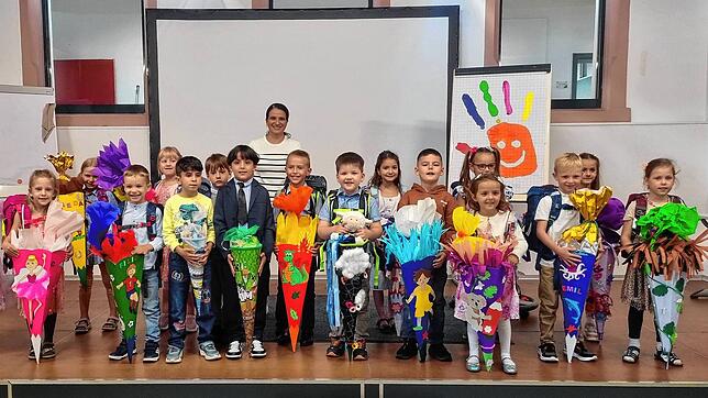 Die Klasse 1b mit 20 Kindern ist die Pinguinklasse. Klassenlehrerin ist Frau Wiegand.