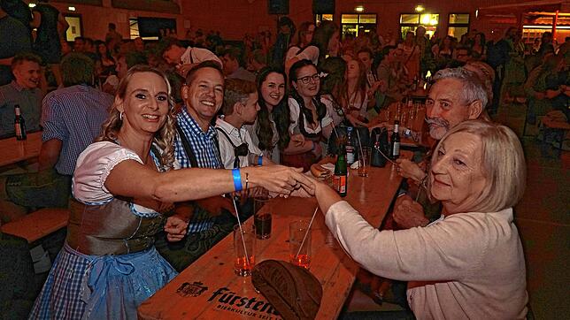 Schnell wird nach der fetzigen Musik der Partyband Allgäu Power geschunkelt und gesungen. Oftmals wurden Tische und Bänke zur Tanzfläche ...