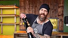 Mike Kopp hinterm Herd mit einer Pfeffermühle. Der Koch aus Leidenschaft bereitet normalerweise das Catering für besondere Anlässe zu.