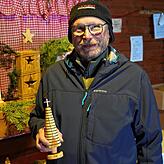 Hartmut Peschel aus Leipferdingen stellte in der Postweghütte aus. Zu sehen gab es Krippen, Weihnachtsbäume und Sterne &ndash; alles ...