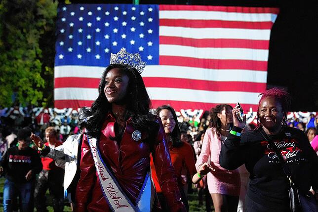 Kennedy Lucas, Miss Black USA, nimmt auf dem Campus der Howard University in Washington an einer Wahlkampfparty für die demokratische ...