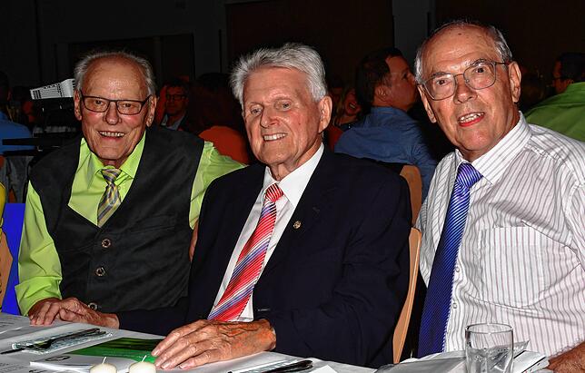 Weggefährten: Über die Jahrzehnte als Schiedsrichter wurde Henning Nopper (rechts) von Ehrenfried Grether (links) aus Grenzach und dem ...
