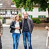Wolfgang Wüster (links) und Hilde von Massow (rechts) von den Höri-Musiktagen begrüßen Margit und Daniel Gallmann. Daniel Gallmann zeigt ...