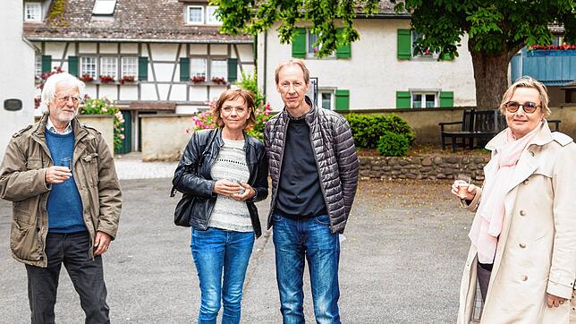 Wolfgang Wüster (links) und Hilde von Massow (rechts) von den Höri-Musiktagen begrüßen Margit und Daniel Gallmann. Daniel Gallmann zeigt ...