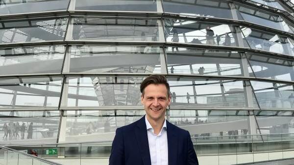 Marcel Klinge an seinem neuen Arbeitsplatz, dem Bundestag. Bild: Privat