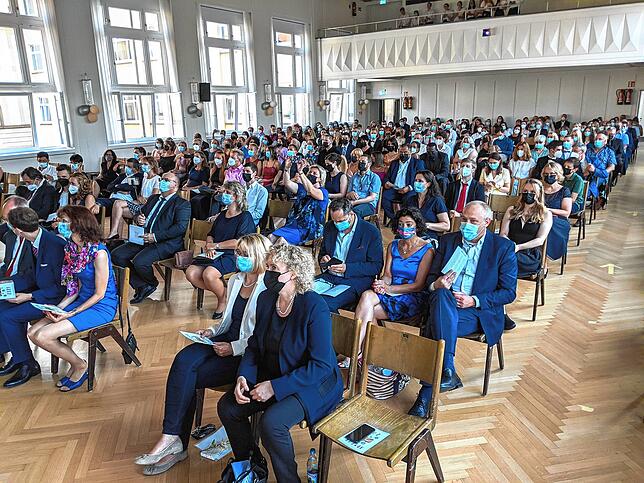 Abstand halten und Maskenpflicht galt bei der diesjährigen Vergabe der Abiturzeugnisse in der Aula des Hegau-Gymnasiums. Nur zwei ...