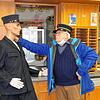 Werner Wocher in seiner zweiten Heimat, dem kleinen Bahnhofsmuseum in Hemishofen. Hier scheint die Zeit stehen geblieben zu sein und man ...