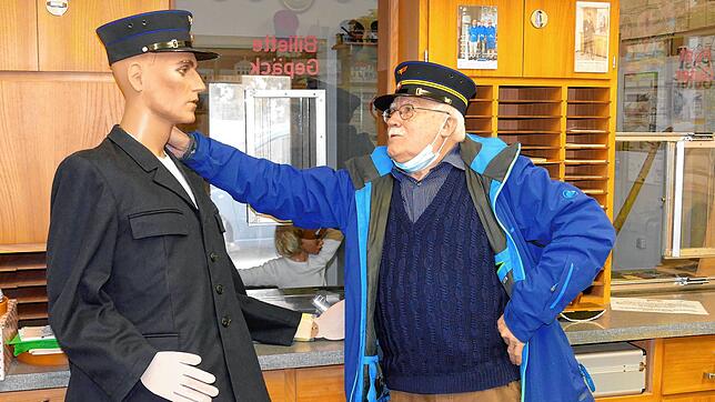 Werner Wocher in seiner zweiten Heimat, dem kleinen Bahnhofsmuseum in Hemishofen. Hier scheint die Zeit stehen geblieben zu sein und man ...