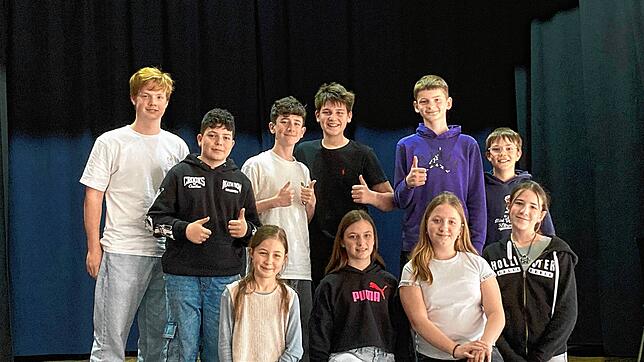 Sie freuen sich: Schülerinen und Schüler des Thomas-Strittmatter-Gymnasiums bringe zwei Produktionen auf die Bühne. Foto: Ute Scholz