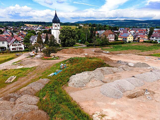 Mit Blick auf die Kirche. Im Neubaugebiet &bdquo;Im Tal&ldquo; im Radolfzeller Ortsteil Markelfingen sollen überwiegend ...