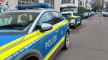 (Archivbild) Zwei Polizeiwagen im Konstanzer Paradies: Dort trieb in der Nacht zum Freitag, 22. August, ein Einbrecher sein Unwesen, ...