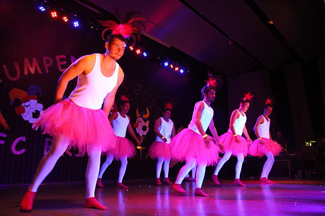 Beim Finale der Aktiven zeigen die "sexy Mittelfeld-Girls" im rosaroten Tutu, was sie tänzerisch drauf haben.