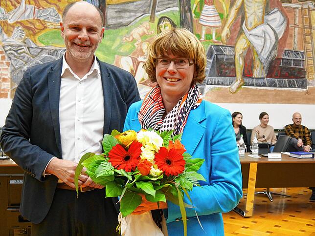 Singens Bürgermeisterin Ute Seifried bei ihrer Wiederwahl im Mai 2023 mit Oberbürgermeister Bernd Häusler. (Archiv)