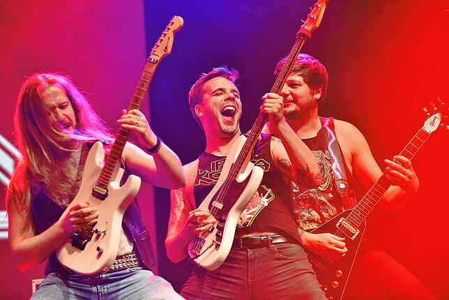 Christian Haas (von links), Alec Trojan und Daniel Hölderle von Blackslash rocken bei den Donaueschinger Stadtgeschichten 2021. Dieses ...