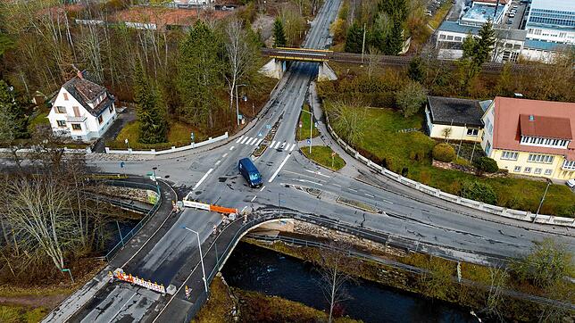 Aktuell ist die Brücke ohne Höhenbegrenzung für Autofahrer gesperrt, am Montag ändert sich das: Die Stadt installiert ein neues Bauwerk, ...