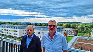 Blick auf den Magdalenenberg: Thomas Fichtel und Hartwig Wütz von Top-Bau auf einem Balkon im Friedrichspark. Das neue Wohngebiet ...