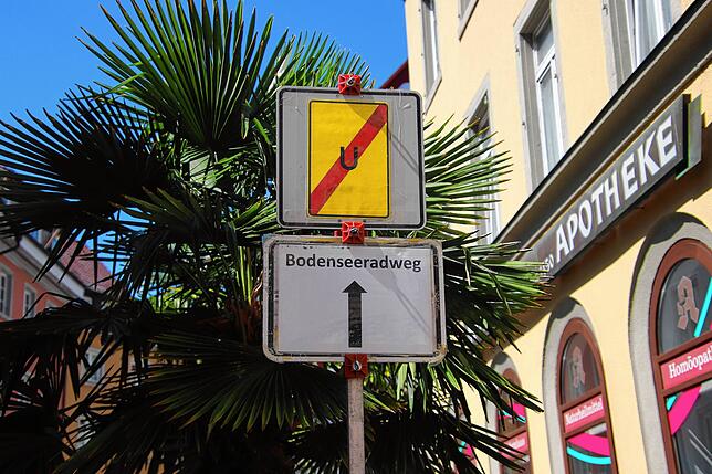 Bild 1: Radler müssen über die Promenade und absteigen: Baustelle in der Innenstadt sortiert Verkehr um