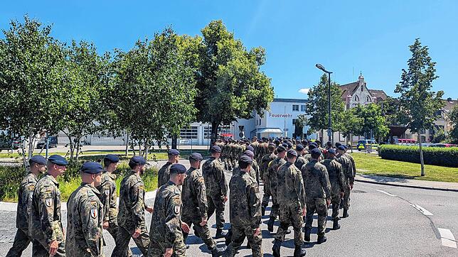 Von der Kaserne marschieren die Soldaten um 13.30 Uhr über die Friedhofstraße und Karlstraße in Richtung Schloss.