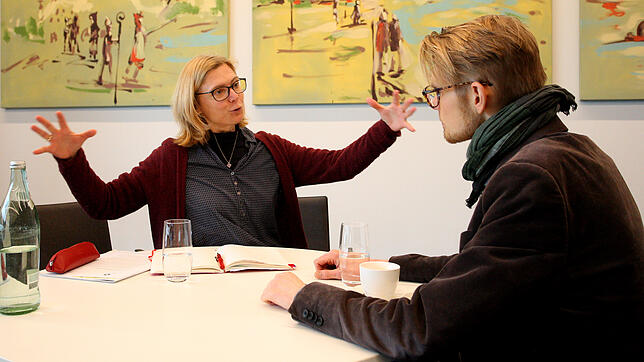 Ruth Bader, Interims-Geschäftsführerin des Bodenseeforums Konstanz, im Gespräch mit SÜDKURIER-Lokalchef Benjamin Brumm.