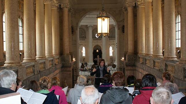 Ersatzdirigentin Ulrike Maier und der Gesangverein gestalteten das Hochamt im Dom von St. Blasien.