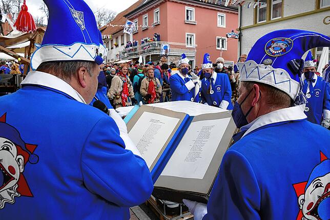 Clemens Podeswa verlas die närrischen Regeln, die in den kommenden Tagen in Bonndorf gelten.