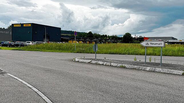 Im Gebiet „Neumatt“ soll unterhalb vom DHL-Zustellstützpunkt (im Bild oben) auf dem noch freien Feld ein Mc Donald‘s Restaurant gebaut ...