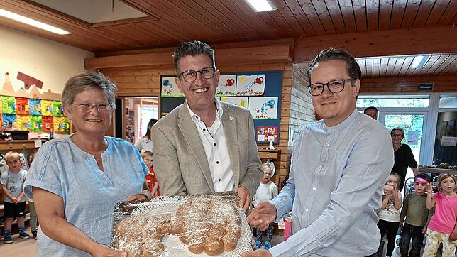 Bei der offiziellen Betriebsübergabe des Familienzentrums am Jakobsweg überreichen Kindergartenleiterin Heike Heilig und der ...