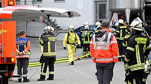 Nach bisherigen Informationen seien vier Menschen verletzt worden, sagte ein Feuerwehrsprecher vor Ort.