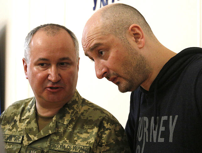Der angeblich in Kiew ermordete russische Journalist Arkadi Babtschenko (r), lauscht auf einer Pressekonferenz des ukrainischen ...