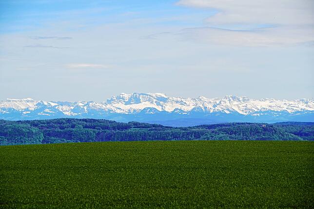 Von der Alpenblickhütte und der Sankt Sebastians-Kapelle aus ist bei klarem Wetter das Alpenpanorama zu sehen. Das vergletscherte Massiv ...