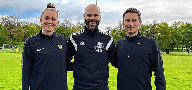 Gründungsteam: Julia Glaser, Jan Hebding und Patrice Glaser (rechts) haben die gemeinnützige Organisation &bdquo;streetkickers39&ldquo; ...
