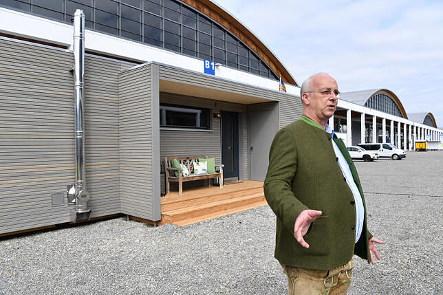 „Neues BauEn“: Jörg Bauer zeigt das Variahome, ein Fertighaus aus massivem Holz, das jederzeit versetzt werden kann.