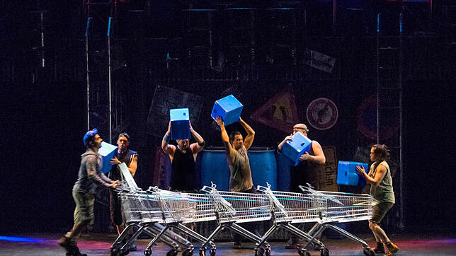 Stomp macht Musik aus Alltagsgegenständen.